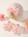 Conjunto de gorro de encaje rosa y calcetines para bebé con lazo y perlas - Gorro de Encaje Rosa con Calcetines de Flores Blancas / Rosa Claro