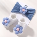 Marineblaues Baby-Stirnband und weiße Socken mit Blumen auf einer Displaykarte - Blau/Weiß (3G) / 3G (3-teiliges Set)