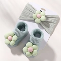 Hellgrünes Baby Stirnband und Socken Set mit 3D Blumen auf einer Displaykarte - Hellgrün (3H) / 3H (3-teiliges Set)