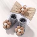 Baby Stirnband und Socken Set mit beiger Strickblume und grauen gerippten Söckchen - Creme/Grau (3K) / 3K (3-teiliges Set)