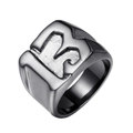 Herren Punk Ring aus Titanstahl mit markantem Relief der Nummer 13 in Dunkelgrau - US 7 / Schwarz