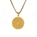 Nahaufnahme von goldenem Edelstahl-Rundanhänger mit arabischer Kalligraphie an Kette - Gold