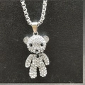 Détail du pendentif ours avec strass étincelants et chaîne box en argent poli - Ours en Strass avec Chaîne en Acier Inoxydable 60cm