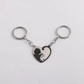 Edelstahl Schlüsselanhänger Set für Paare mit Herz-Puzzle und schwarzen silbernen Katzen - Yin Yang Katze Herz Ineinandergreifend / Herzstil (Schwarz + Silber)