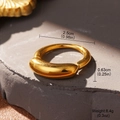 Makroaufnahme mit Maßangaben 2,5cm Durchmesser für den goldfarbenen Edelstahlring - Stromlinienförmiger Offener Goldring (STR-BC0203-5400)