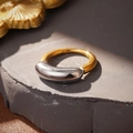 Moderner zweifarbiger Edelstahlring mit poliertem Silber- und Goldfinish und Knoten - Kontrastreicher Abgerundeter Zweilagiger Ring (STR-BC0203A-6000)