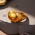 Französisches Design Doppelknoten Goldring mit Zirkonia auf grauem Stein Display - Breiter Goldener Ring mit Strassbesatz (STR-BC0207A-6200)