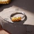 Detailansicht eines zweifarbigen Knotenrings mit goldener Seilstruktur und Maßen - Zweifarbiger Gedrehter Minimalistischer Ring (STR-BC0208A-6000)