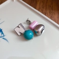 Pendientes asimétricos con letra N y cuentas de colores bañados en plata - Aguja De Plata - Plata - Verde - Rosa