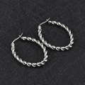 Détail de créoles argentées avec motif torsadé et design texturé élégant - Corde Torsadée 2 Brins (Acier 30mm)