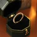 Anello eternity minimalista in oro con perle bianche in una scatola esagonale verde - Oro 18K Singola Fila Perla / Aperto Regolabile