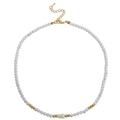 Dettaglio della collana di perline di marmo con perla d'acqua dolce e chiusura oro - Collana di turchese bianco