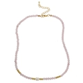 Dettaglio della collana di perline di agata rosa con perla d'acqua dolce e chiusura dorata - Collana di quarora rosa