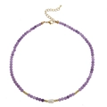 Dettaglio della collana di perle in agata viola con perla d'acqua dolce e chiusura dorata - Collana di Fosfosiderite