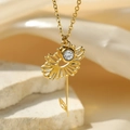 Detalle de un collar con colgante de girasol dorado con cristal central y pétalos calados - Flor de Abril / Dorado