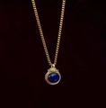 Collana vintage in oro con ciondolo tondo in lapislazzuli e cristalli scintillanti - Collana Passato di Roma