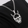 Collar con máscara de demonio Hanya de acero inoxidable pulido estilo punk y hip hop - Color Acero