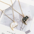Détail de colliers chat soleil et lune entrelacés avec émail sur un fond vintage - Chat de Lune / Collier / Noir