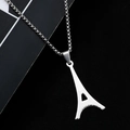 Collar con colgante de Torre Eiffel en acero inoxidable plateado con diseño hueco tallado - Color Acero Con Cadena
