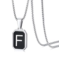 Zilveren box ketting met een zwarte rechthoekige hanger voorzien van de letter F - Letter F