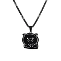 Dettaglio della collana con ciondolo a maialino nero e catena metallica a scatola - Nero