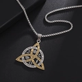 Detalle del collar vikingo triangular con runas en oro y plata y nudos celtas - Dorado Parcial