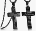 Detalle del collar de cruz en acero negro con textura de panal y grabado de versículo - Cruz de Fútbol (Josué 1:9)