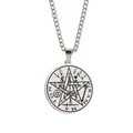 Detail der Tetragrammaton-Pentagramm-Halskette aus poliertem silbernem Edelstahl - Pentagramm Stahlfarbe Halskette