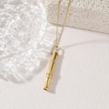 Detail van een gouden fluitketting met geribbelde textuur op witte steen en glas - 60cm Box ketting / Goud