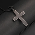 Detalle de colgante de cruz de acero inoxidable cepillado negro con bordes definidos y cadena - Negro