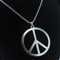 Zilveren ketting met vredessymbool-hanger en boxketting op zwart display - Zilver