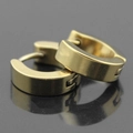 Détail macro de boucles d'oreilles huggie dorées en acier inoxydable de 4mm sur surface noire - Or Poli