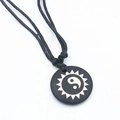 Collana tonda in osso bovino con totem Yin Yang e sole su cordino nero intrecciato - Motivo Yin Yang Tai Chi