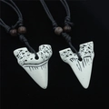 Collier réglable avec pendentif dent de requin en résine et perles en bois sur cordon noir - Dent de Requin Synthétique Blanc Cassé (XL-057)