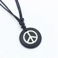 Collana minimalista con ciondolo nero segno della pace e cordino nero su sfondo bianco - Stile Tondo Nero Simbolo della Pace Contro la Guerra
