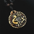 Vista macro di un ciondolo tibetano rotondo con rilievo Kokopelli e cordino nero - Motivo Figura Kokopelli (Stile 5)