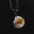 Pendente naturale a conchiglia arancione su cordino nero intrecciato con perline - Collana di Conchiglia