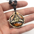 Collana con pendente etnico rotondo in resina con totem tribale e cordino nero intrecciato - Rilievo Corno Triangolare (Stile 7)