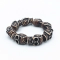Bracelet extensible punk gothique avec perles têtes de mort et texture os vintage - Café Foncé