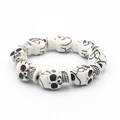Detailopname van vintage ivoren hars schedelkralen op een elastische stretch armband - Wit