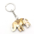 Porte-clés éléphant gravé motif marbre avec fermoir mousqueton argenté sur fond blanc - Pendentif Éléphant avec Anneau de Clé / Style Texture Mixte Fauve