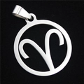 Vue détaillée du pendentif signe Bélier argenté avec design en métal ajouré - Bélier