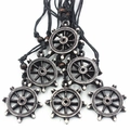 Collana nautica a timone con ciondolo in resina vintage e perline in legno scuro - Nero Bianco Invecchiato