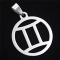 Vue macro d'un pendentif Gémeaux en acier inoxydable argenté au design circulaire - Gémeaux