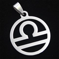 Detailaufnahme eines silbernen Libra-Sternzeichenanhängers aus Edelstahl mit Hohldesign - Waage