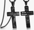 Collar cruz de hombre en acero negro con patrón hexagonal y cita inspiradora grabada - Collar de Cruz de Fútbol (Estilo 6 - Braver Than You Believe)