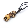 Collana con ciondolo PiXiu etnico con finitura in resina antica e cordino intrecciato nero - Marrone Rosso