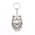 Llavero vintage con cabeza de lobo en plata envejecida y relieve detallado sobre blanco - Blanco