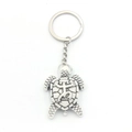 Schildpad sleutelhanger van antiek zilver metaal met gravures op een witte achtergrond - Wit