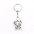 Vintage schildpad sleutelhanger van hars met zwarte textuur en zilveren metalen ring - Wit